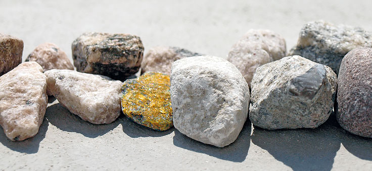 Verschiedenfarbige Steine auf Sand, Schmuckbild zum Thema Coaching und Supervision für Naturwissenschaftler in Berlin